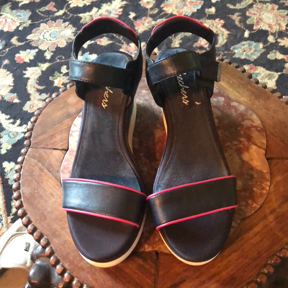 SKETCHERS sz 8 comfortable gym shoe type shoe NEW